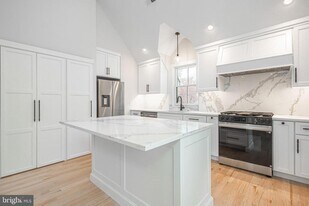 156 W Oakland Ave in Doylestown, PA - Building Photo