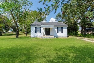 108 Lostracco St in Angleton, TX - Building Photo