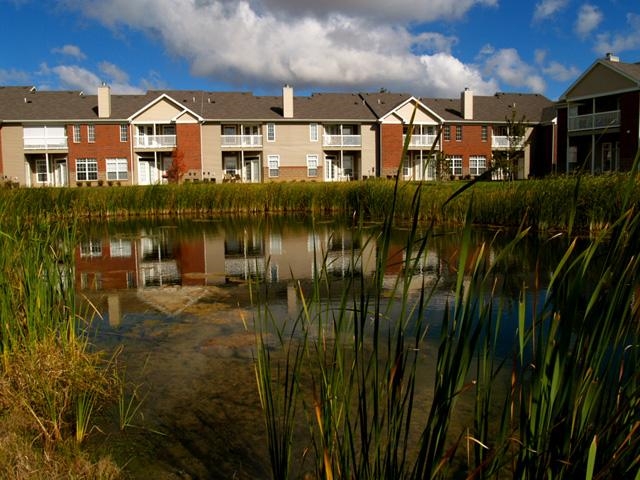 Lakeshore Apartments in Evansville, IN - Foto de edificio - Building Photo