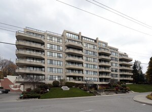 Queens Heights in Kitchener, ON - Building Photo - Building Photo