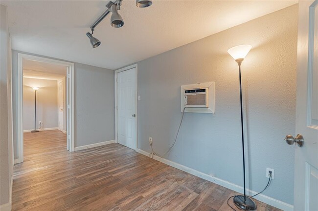4206 Walker St in Houston, TX - Building Photo - Building Photo
