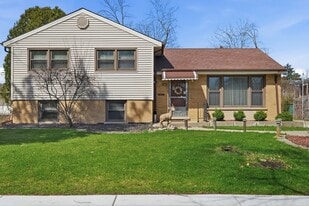 1506 W Palm Dr in Mount Prospect, IL - Building Photo