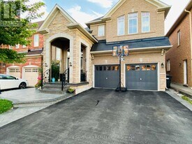 10 Bloom Dr in Brampton, ON - Building Photo