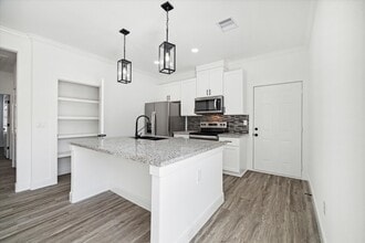 120 W Mulberry Ave in Wharton, TX - Building Photo - Building Photo