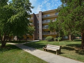 Main Line Berwyn Apartments in Berwyn, PA - Foto de edificio - Building Photo