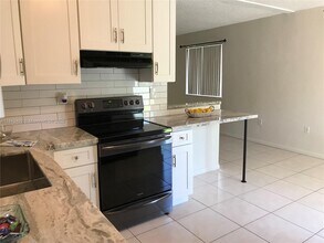 10525 SW 77th Ct in Miami, FL - Building Photo - Building Photo