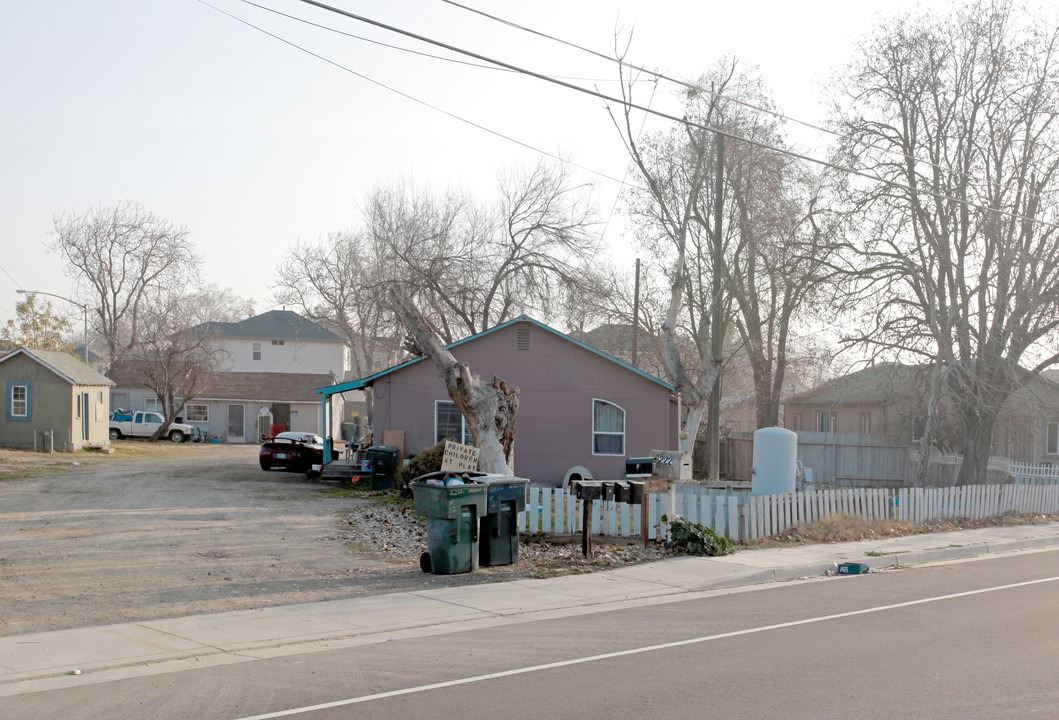 2222 Herndon Rd in Ceres, CA - Building Photo