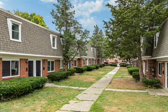 Townhouse Court Apartments in Dayton, OH - Building Photo - Building Photo