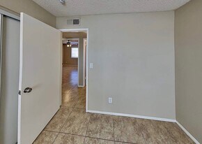 7123 W Flower St in Phoenix, AZ - Building Photo