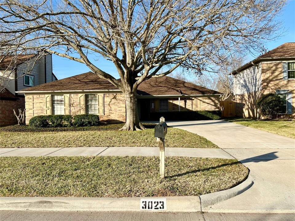 3023 Sleepy Hollow Dr in Sugar Land, TX - Building Photo