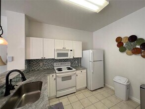 2413 Silver Palm Dr in Kissimmee, FL - Foto de edificio - Building Photo