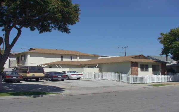 724 Shalimar Dr in Costa Mesa, CA - Building Photo - Building Photo