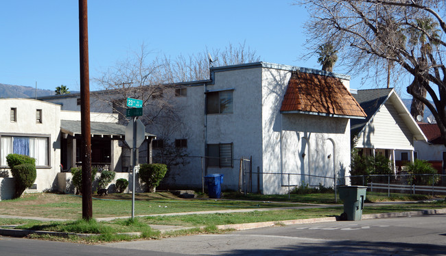 492 W 23rd St in San Bernardino, CA - Foto de edificio - Building Photo