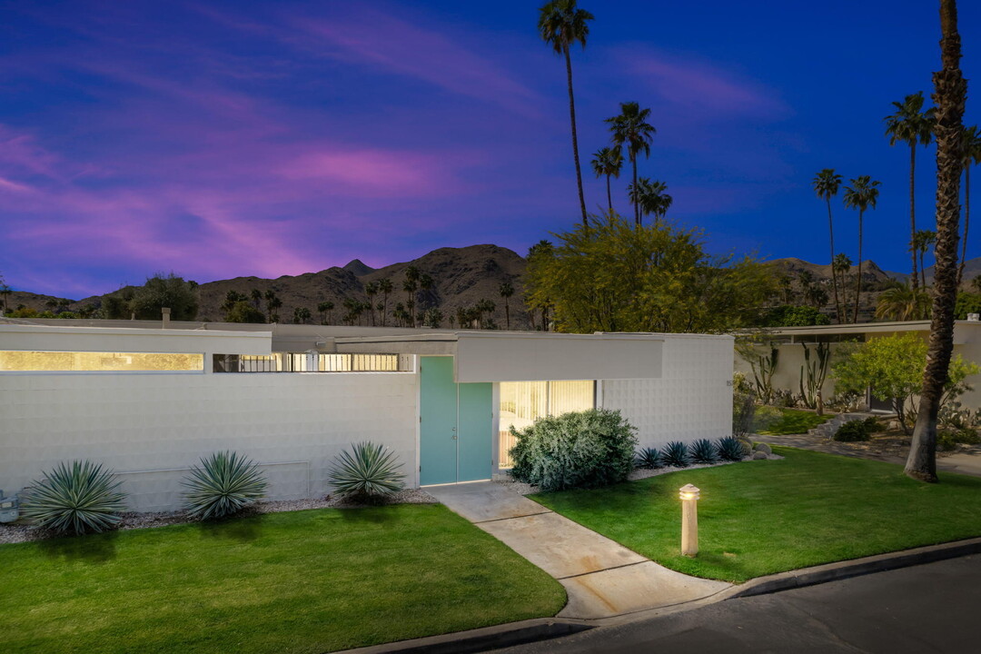 157 Desert Lakes Dr in Palm Springs, CA - Building Photo