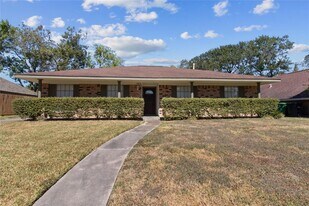 5818 Silver Frst Dr in Houston, TX - Building Photo