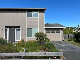 700 Edison Ave SW in Bandon, OR - Building Photo