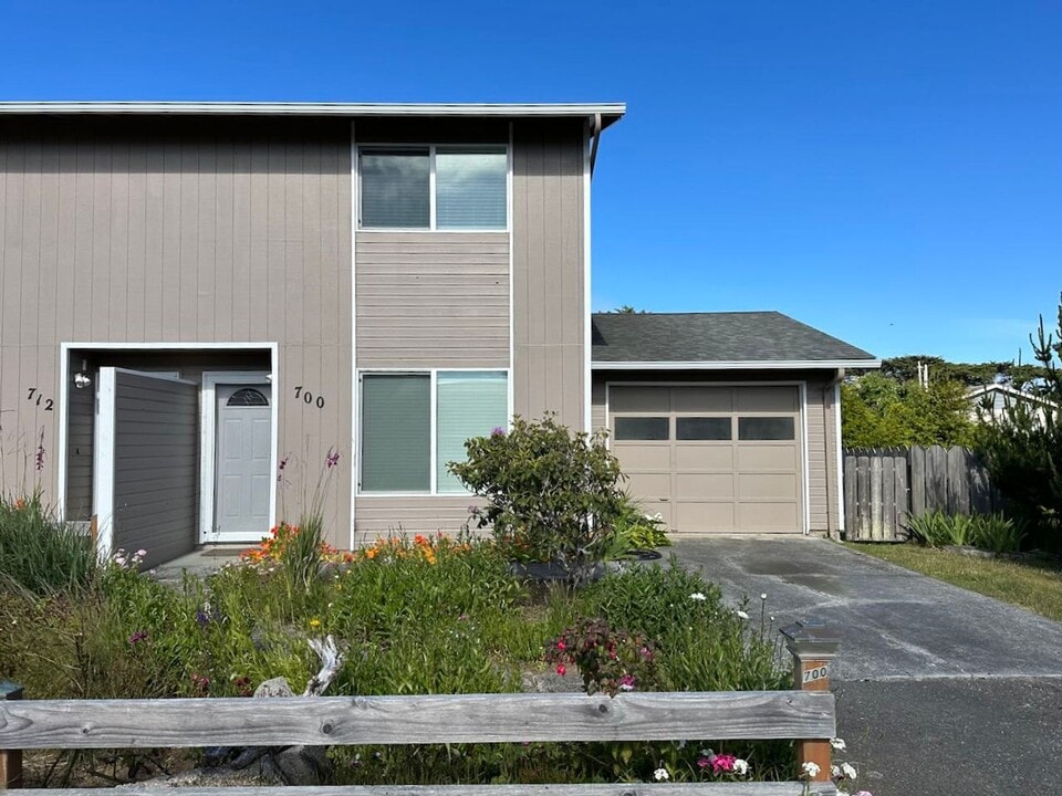700 Edison Ave SW in Bandon, OR - Building Photo