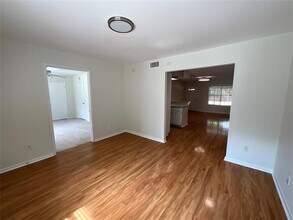 7707 Watson St in Austin, TX - Foto de edificio - Building Photo