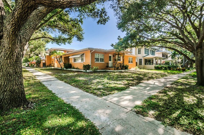 Old Northeast Manor in St. Petersburg, FL - Building Photo - Building Photo