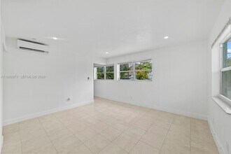 2457 NE 183rd St in Miami, FL - Building Photo - Building Photo