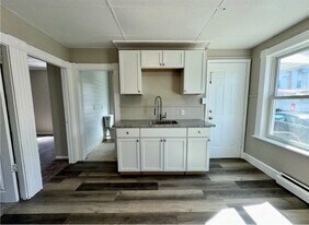 15 School St in West Warwick, RI - Building Photo