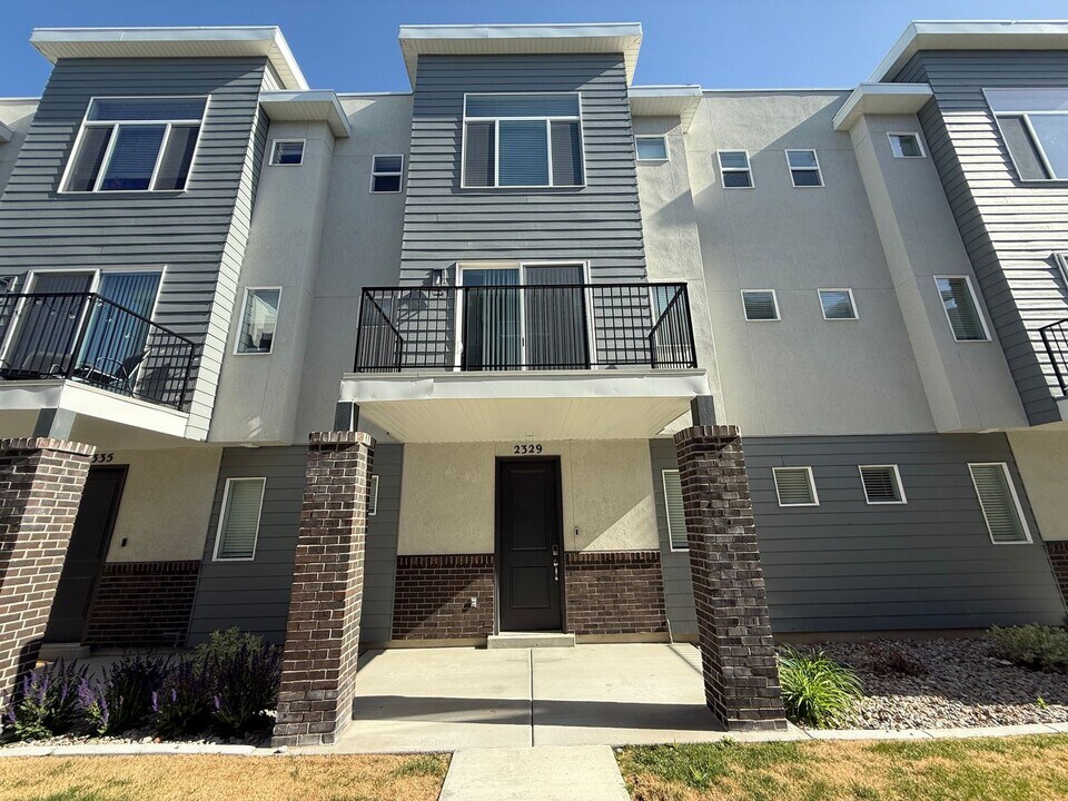 2329 James Wy in West Haven, UT - Building Photo