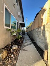 429 W Elk Ave, Unit B in Glendale, CA - Foto de edificio - Building Photo