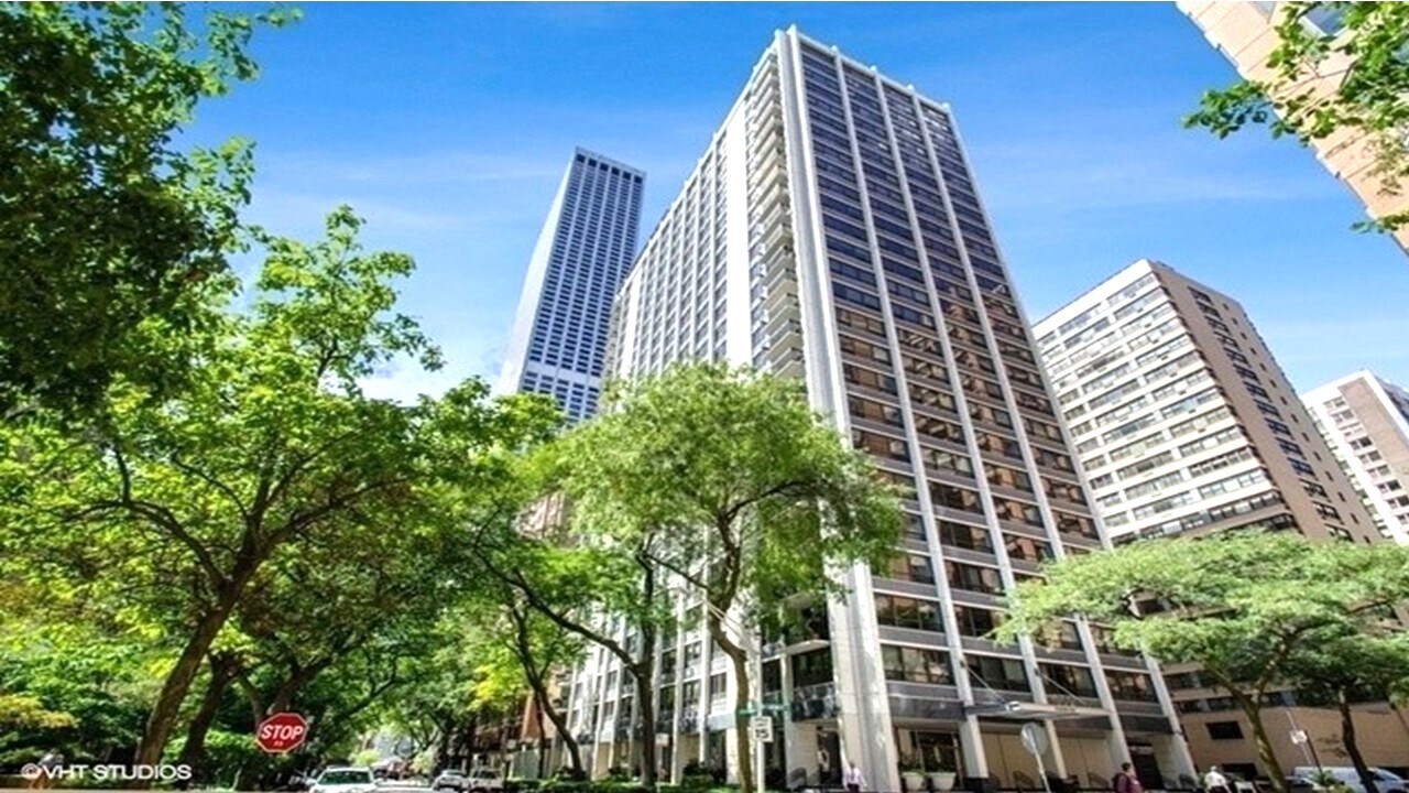 222 E Pearson St, Unit 1909 in Chicago, IL - Building Photo