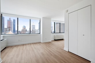 800 Sixth in Manhattan, NY - Building Photo - Interior Photo