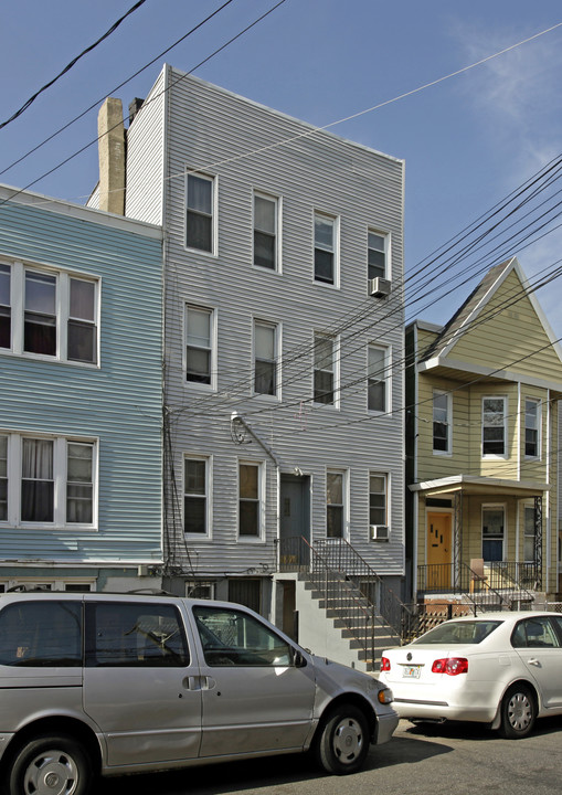 85 Zabriskie St in Jersey City, NJ - Building Photo