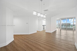 21055 Yacht Club Dr in Aventura, FL - Building Photo