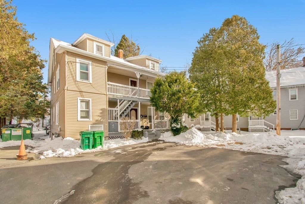 382 Pleasant St in Northampton, MA - Building Photo