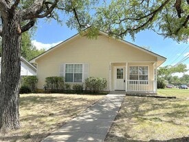 1023 Fannin St in Denton, TX - Building Photo