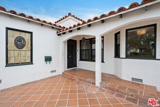 6111 W 75th St in Los Angeles, CA - Foto de edificio - Building Photo