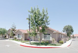 Windgate Village Apartments in Hanford, CA - Foto de edificio - Building Photo