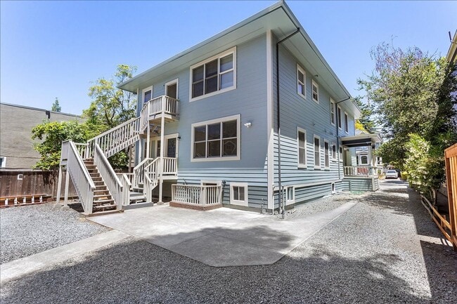 2026 San Antonio Ave in Alameda, CA - Foto de edificio - Building Photo