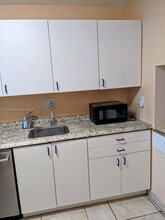 8020 Fairview Dr in Tamarac, FL - Foto de edificio - Building Photo