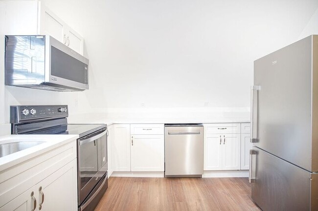 42 E School St in West Springfield, MA - Building Photo - Building Photo