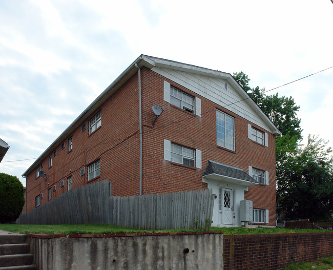 405 W Wood St in Norristown, PA - Building Photo - Building Photo