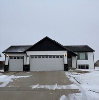 13 Olive Tree Cir NE in Minot, ND - Building Photo