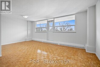 105 Rowena Dr in Toronto, ON - Building Photo - Building Photo