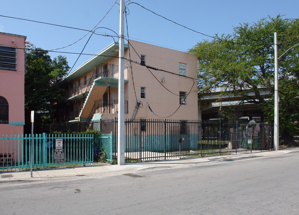 352 NW 11th St in Miami, FL - Building Photo