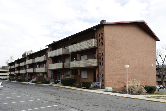 Carlyn Hill Apartments in Falls Church, VA - Foto de edificio - Building Photo