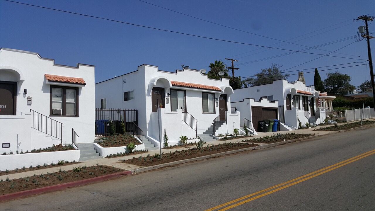 2831 Edgehill Dr in Los Angeles, CA - Building Photo