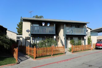 Park Lane Apartments in Anaheim, CA - Foto de edificio - Building Photo