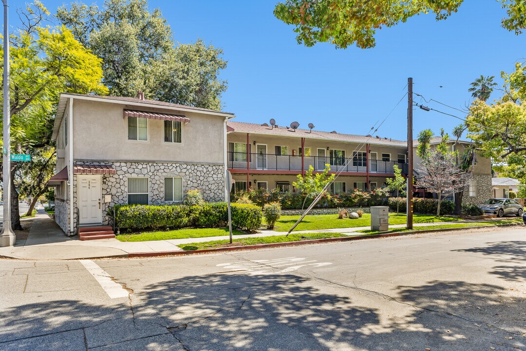 330-350 Waldo Ave in Pasadena, CA - Building Photo