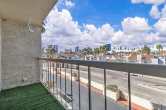 725 N Royal Crest Cir in Las Vegas, NV - Foto de edificio - Building Photo