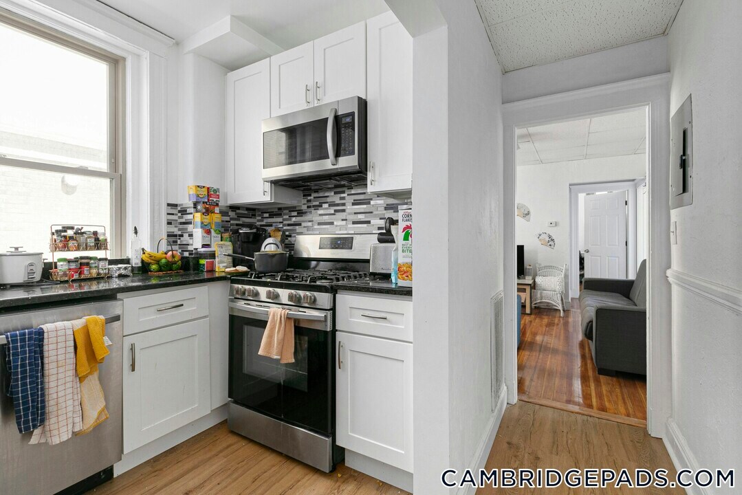 9 Woodbridge St in Cambridge, MA - Building Photo