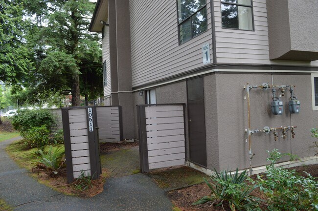 10511 Holly Park Ln in Surrey, BC - Building Photo - Building Photo
