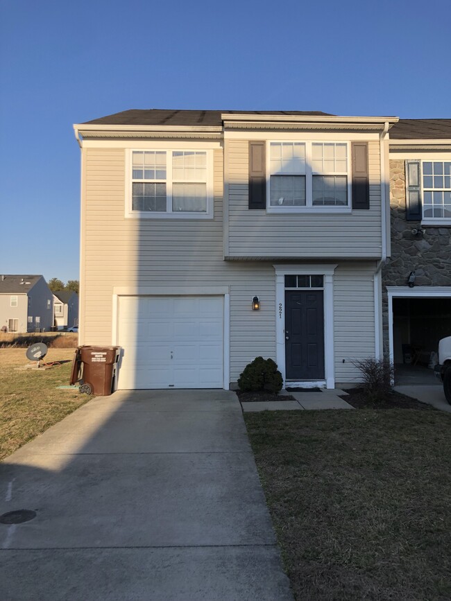 221 Garrison Way in Fruitland, MD - Foto de edificio - Building Photo